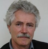 Jörg Scharff, Dr. phil., Dipl. psych., Psychoanalytiker in freier Praxis, (DPV, IPA), Ausbildungstätigkeit bei Pro Familia, am Anna-Freud-Institut Frankfurt und Dozent und Lehranalytiker am Frankfurter Psychoanalytischen Institut, Mitglied in der Kronberger Gruppe