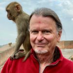 Volker Sommer, Dr., ist Professor für Evolutionäre Anthropologie am University College London (UCL) und erforscht seit Jahrzehnten das Verhalten und die Ökologie von Affen und Menschenaffen in Asien und Afrika.